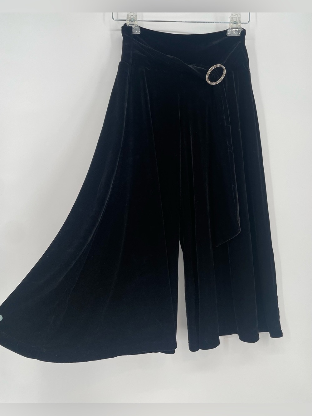 90s Y2K Amy Byer Black Velvet Cropped Wide Leg Gauchos Capris Silver Detail